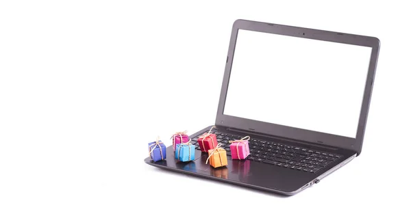 Pacchetti regalo colorati sul computer portatile — Foto Stock