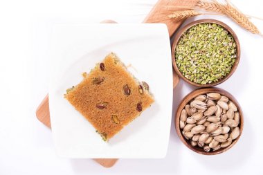 plaka üzerinde fıstıklı kadayıf