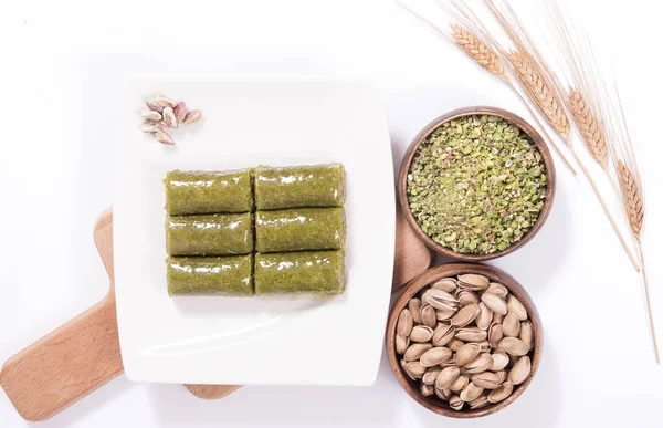 Yeşil fıstık kaydırılan baklava