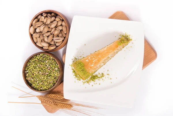 havuç dilim baklava fıstıklı plaka üzerinde
