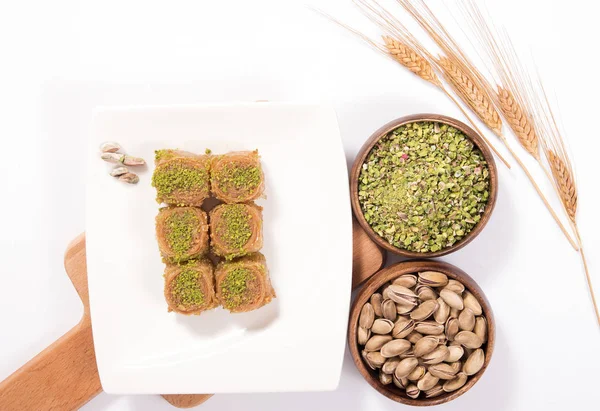 Türk plaka üzerinde fıstıklı baklava