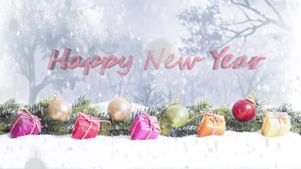 Rojo feliz año nuevo escrito en el paisaje nevado y adorno de Navidad — Vídeo de stock
