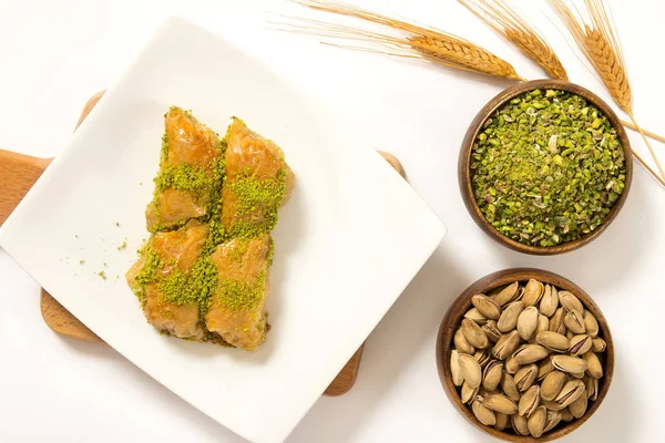 Tradizionale fetta di baklava turca su piatto con pistacchio — Foto Stock