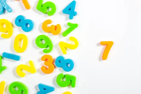 Χρωματιστό επτά στον αριθμό και τα μαθηματικά παρασκήνιο — Φωτογραφία Αρχείου