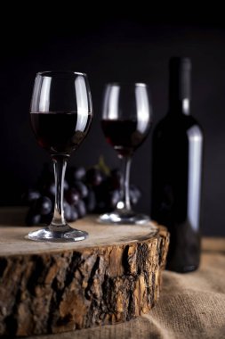 kadeh şarap ve günlük şişe