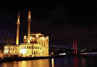 Ortaköy Camii ve Boğaz Köprüsü gece görünümü