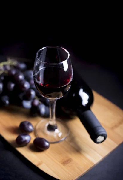 Vino cáliz y uvas en la madera con botella — Foto de Stock