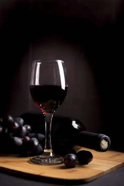 Cáliz de vino y uvas en la madera — Foto de Stock