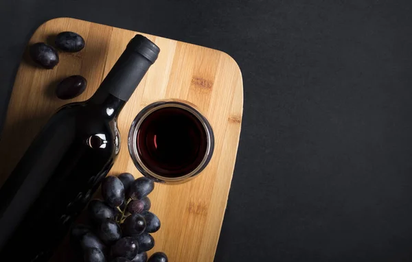 Vino cáliz y uvas fondo — Foto de Stock