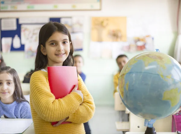 Morena primaria infantil retrato en el aula — Foto de Stock