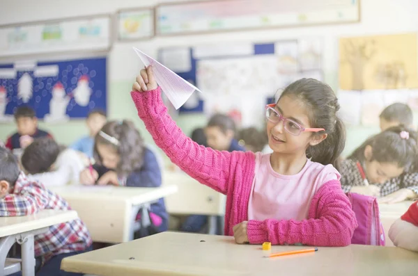 Estudante menina está fazendo aeronaves de forma óptica na classe — Fotografia de Stock