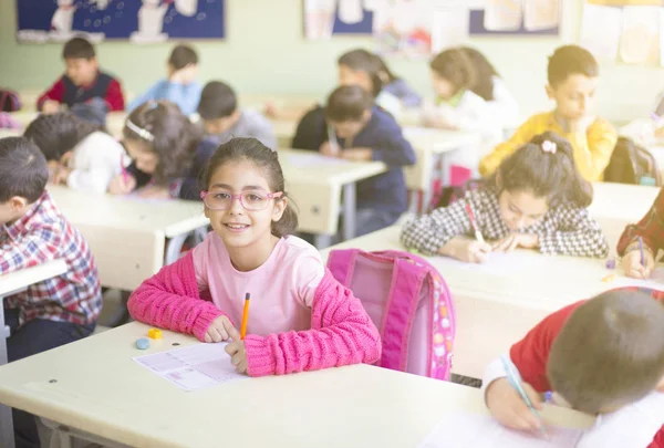 Kleine meisje student op het examen in de klas — Stockfoto