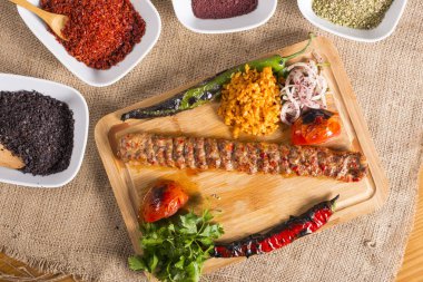 ahşap üzerinde Türk adana kebap