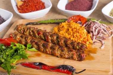 Ahşap doğrama tahtası üzerinde Türk kebap