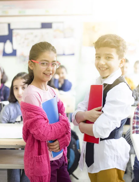 Meisje en jongen student glimlachend in het klaslokaal — Stockfoto