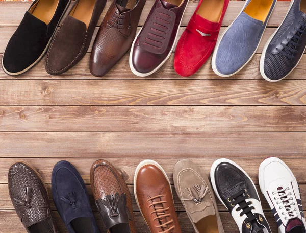 ahşap arka plan üzerinde ayakkabı koleksiyonu