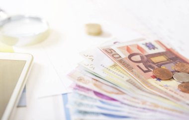 ofis masasında para yığını