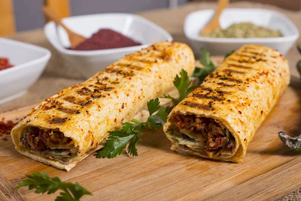 Türk Adana kebap meze ile ahşap üzerine şal