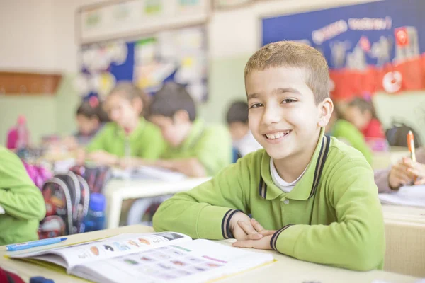 sınıf gülümseyen erkek öğrenci