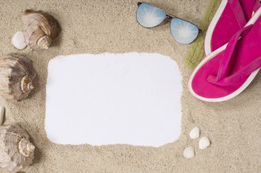 terlik havlu ve kabukları ile boş bir beyaz sayfa sahilde