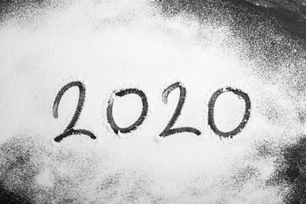 Beyaz toz üzerine el yazısı olan 2020 kişi. — Stok fotoğraf