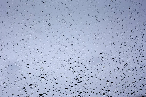 Tropfen Kondenswasser auf Glas. Regenwetter — Stockfoto