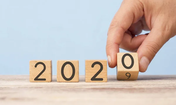 Yeni Yıl Konsepti. Tahtada el değiştirme tarihi 2019 'dan 2020' ye. — Stok fotoğraf