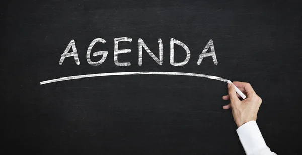 Kara tahtaya tebeşirle Gündem 'in el yazısı..