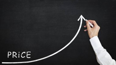 Tahtada tebeşirle artan fiyat grafiği