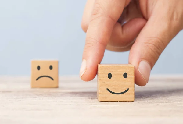 Elle seçilmiş gülen surat, üzgün surat. Müşteri memnuniyeti.