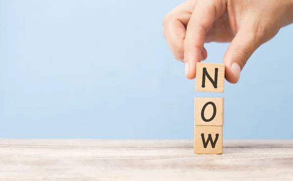 Timing-Konzept schreibt jetzt auf die Würfel — Stockfoto