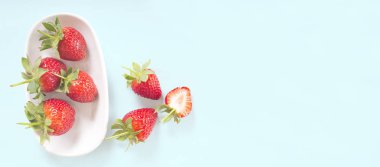 Yeşil arka planda taze çilek tabağı