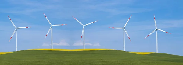 Ветряные Турбины Зеленой Горной Траве Панорамная Концепция Чистой Энергии — стоковое фото