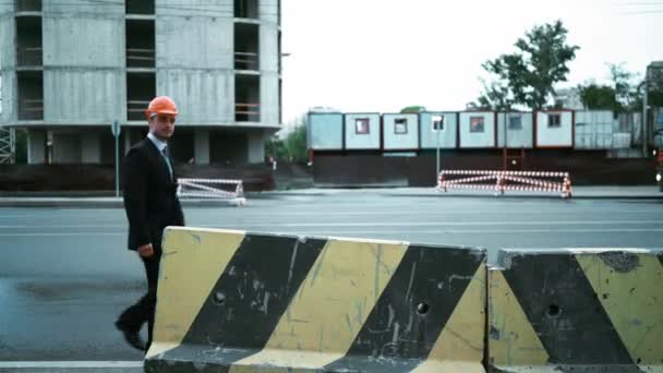 Mimar çalış ve maymun merdiven yürüyen merdiven gibi — Stok video