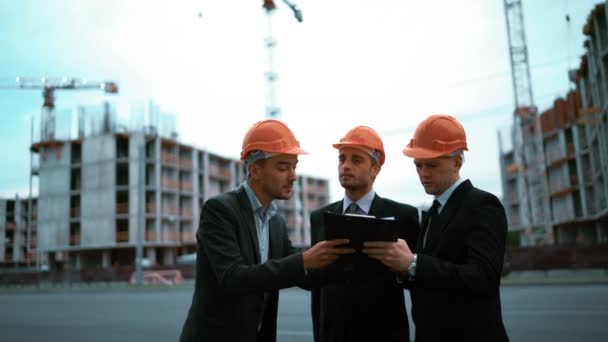 Клиенты подписывают архитектурный проект на текстовой панели — стоковое видео