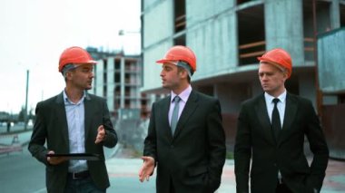 Yeni inşa edilmiş bina üç Mimarlar tartışmak