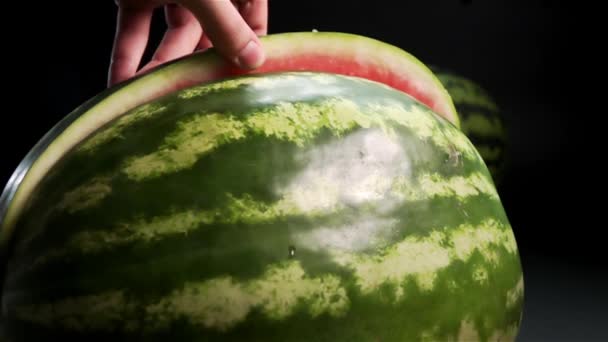 Hand met een groot stuk van watermeloen — Stockvideo