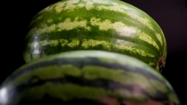 Dvě čerstvé chutné melouny válcování — Stock video