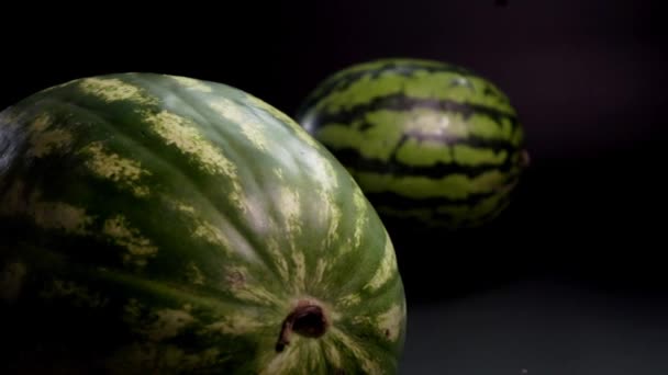 Rotação de fatia de melancia em um fundo preto — Vídeo de Stock