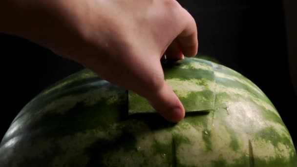 Čtvercový kus melounu na černém pozadí. — Stock video