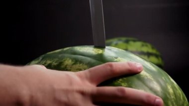 El kesme büyük karpuz mans