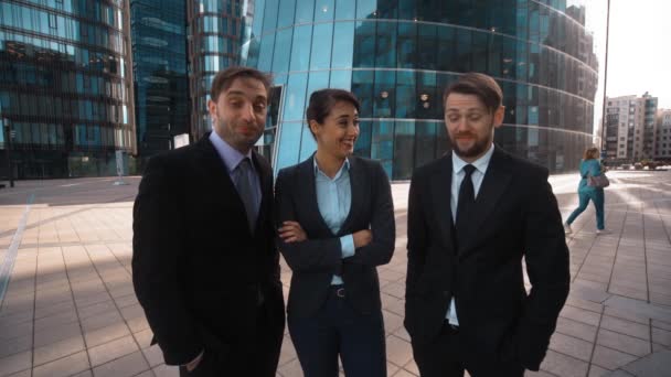 Drie zakenman mock over uw mening — Stockvideo