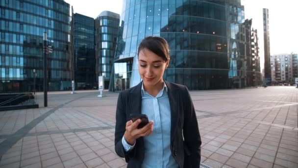 Sexy businesswoman ask You to answer call from family. — Αρχείο Βίντεο