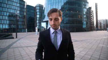 İş adamı sana telefonu vereyim. Patronun.