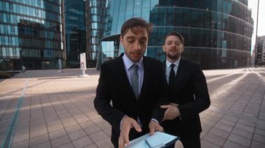 İki iş rakip teklif yapmaya