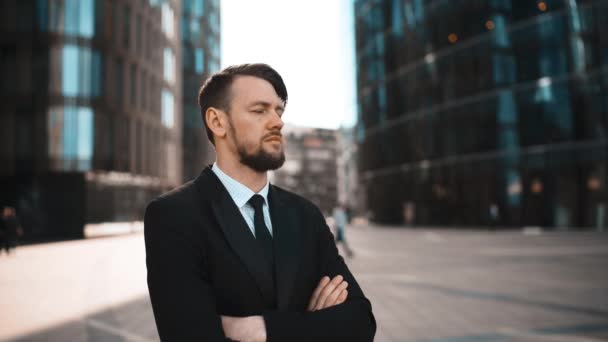 Portrait of successful confident adult entrepreneur outdoors looking into the camera. — Stock video