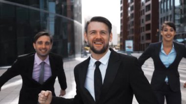 İş adamları övünmek ve mutluluk ile atlama