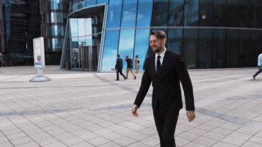 Ortağın palyaço el sallayarak işadamı