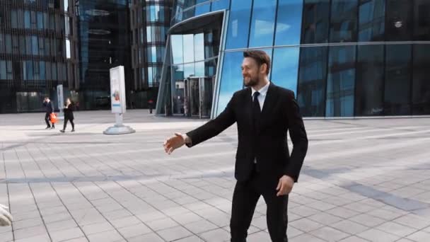 Бізнесмен тремтить фальшивою рукою партнера — стокове відео