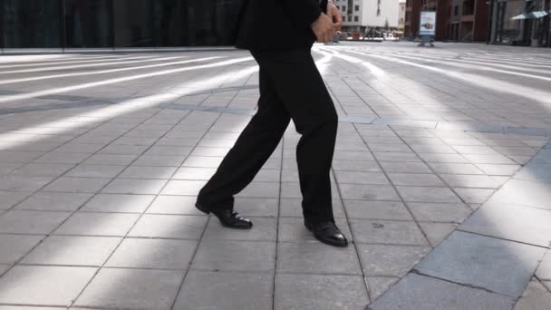 Homme d'affaires heureux torsion autour affaire avec le poing secouant — Video